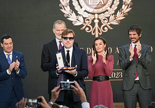 Albert Serra recibe la Medalla al Mérito en las Bellas Artes en 2024 en presencia de los Reyes, el ministro de Cultura y el presidente de la Junta de Andalucía.